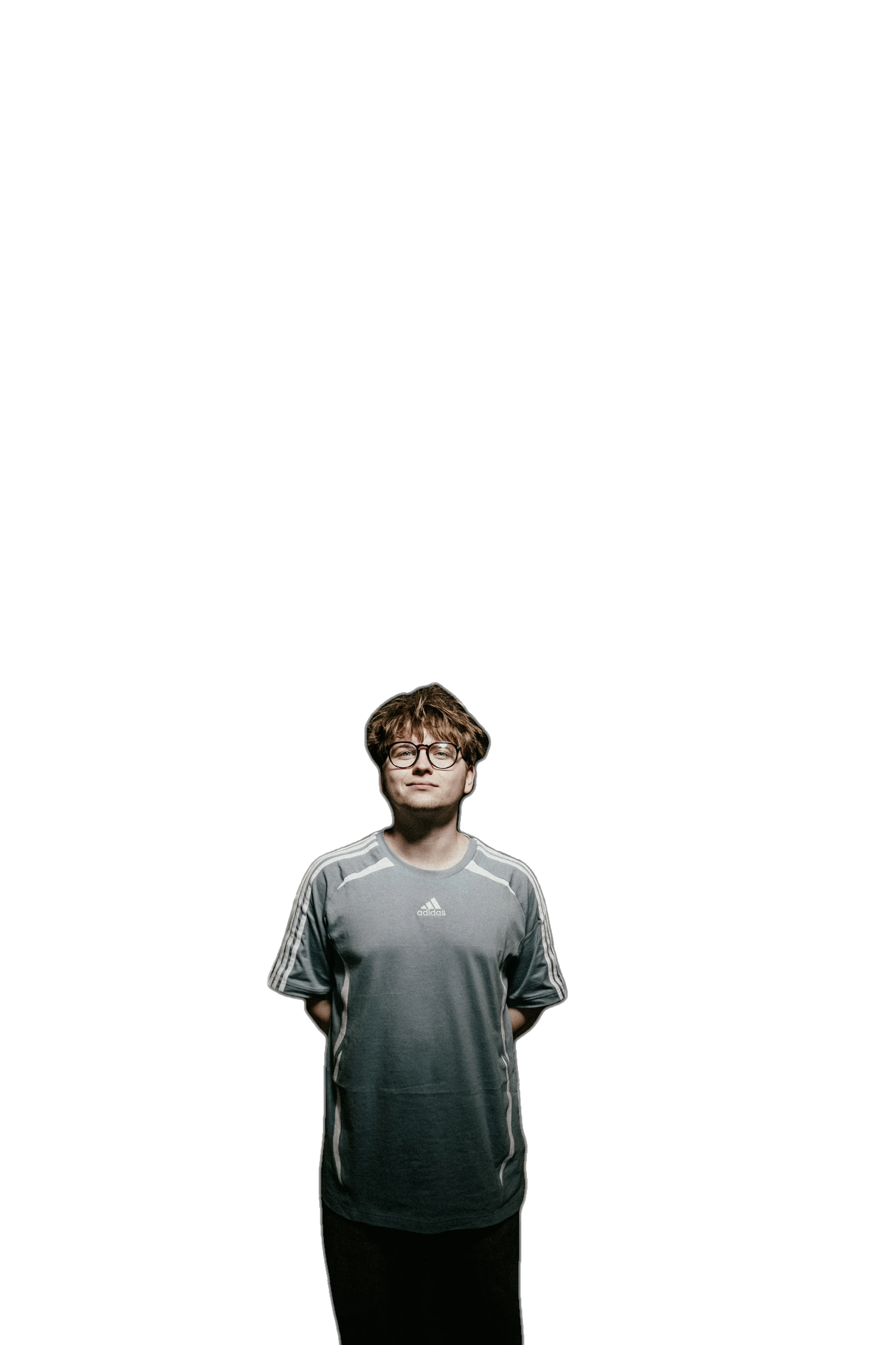 Švehla Matěj stojí v průchodu mezi knihovnami